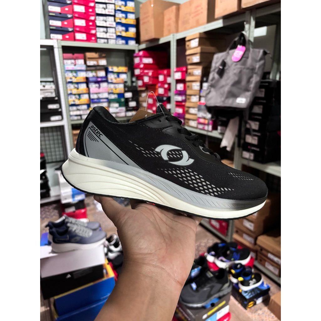 Sepatu astec lava running black