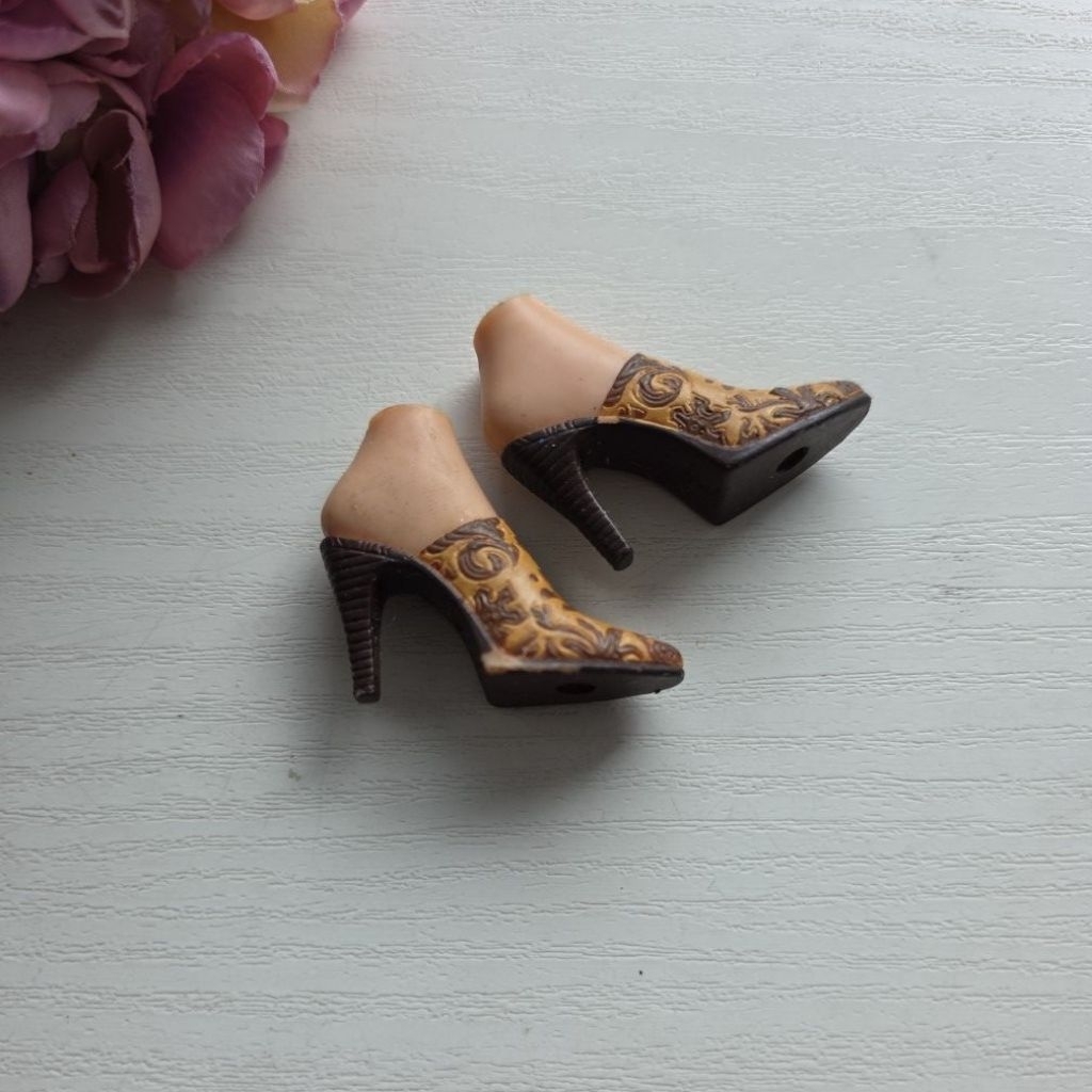 Sepatu boneka Bratz doll brown heels