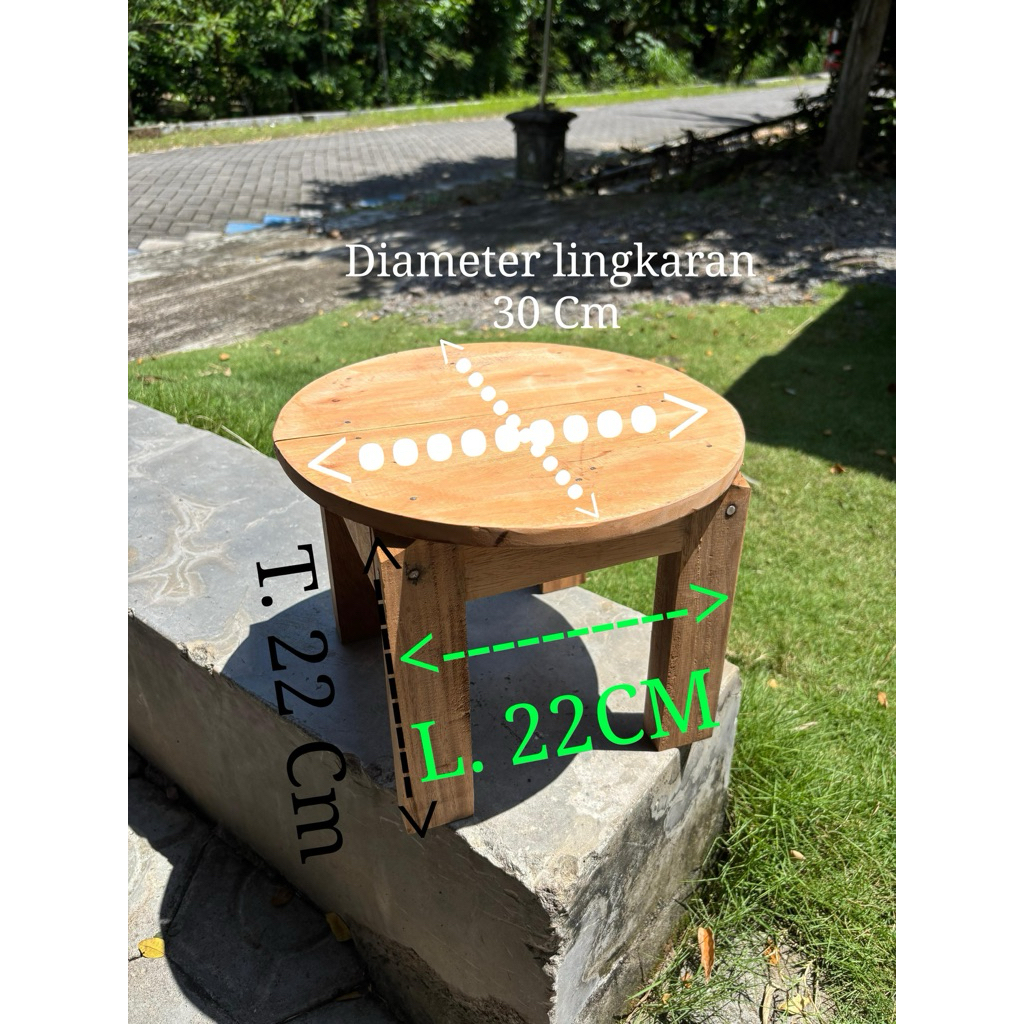 Kursi kayu kecil bundar