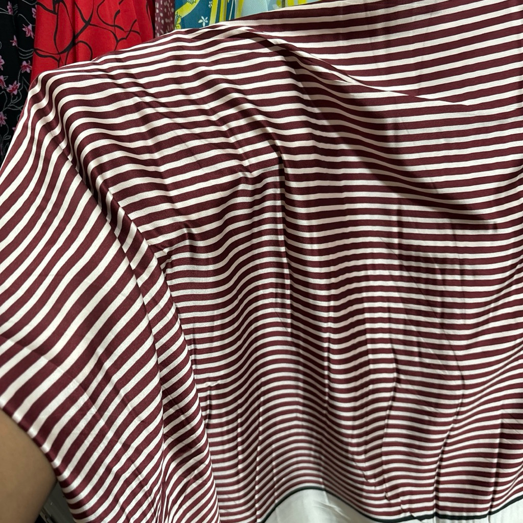Kain Satin Silk Motif Garis Stripe Maron Putih - Bahan Silk Premium Mewah & Glowing - Meteran Untuk 
