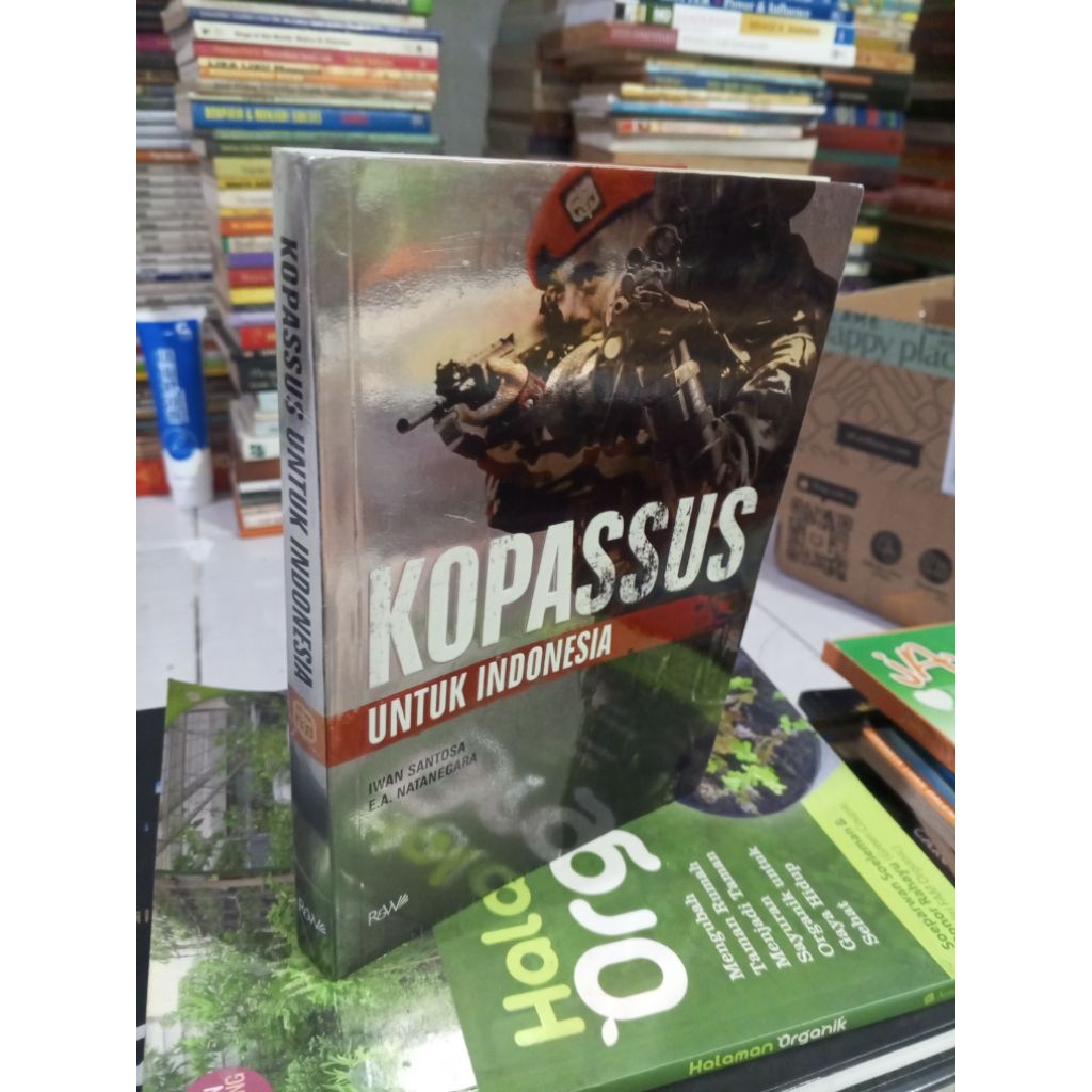 buku original kopassus untuk Indonesia...by Iwan Santosa dan e.a Kartanegara...