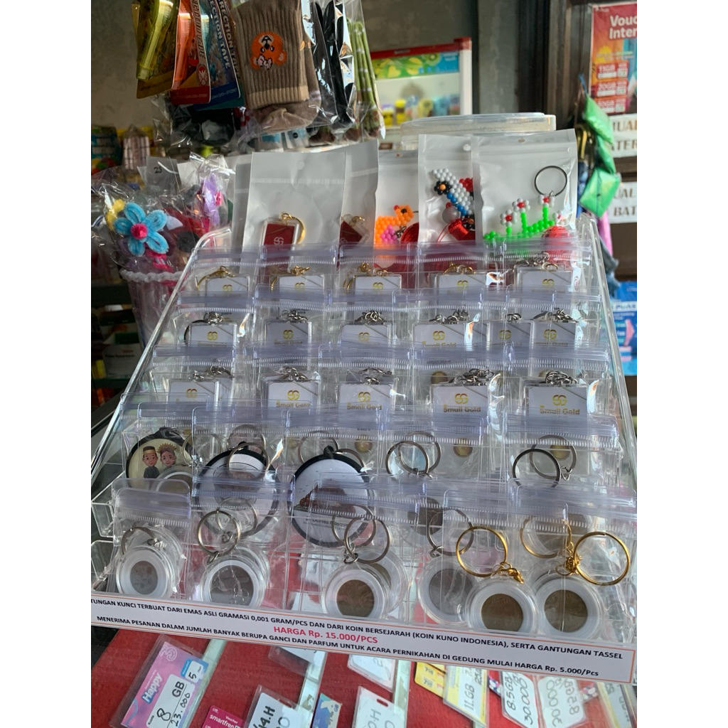 Gantungan Kunci Emas dan Koin Kuno