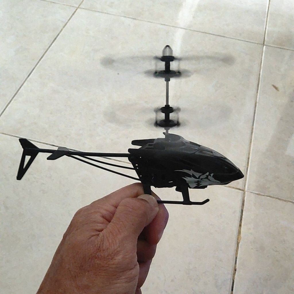 Helicopter mainan yang bisa terbang naik turun saja