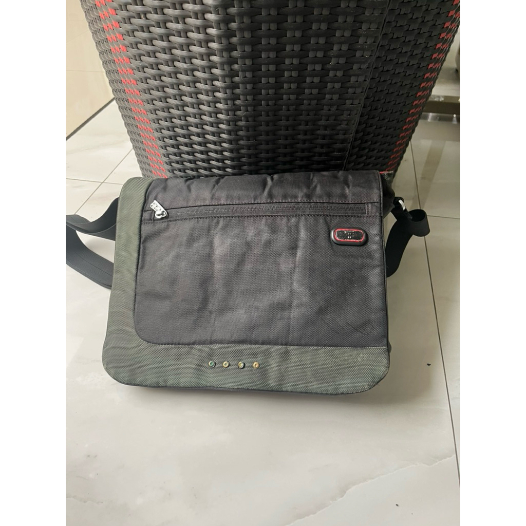 TUMI messenger bag oti
