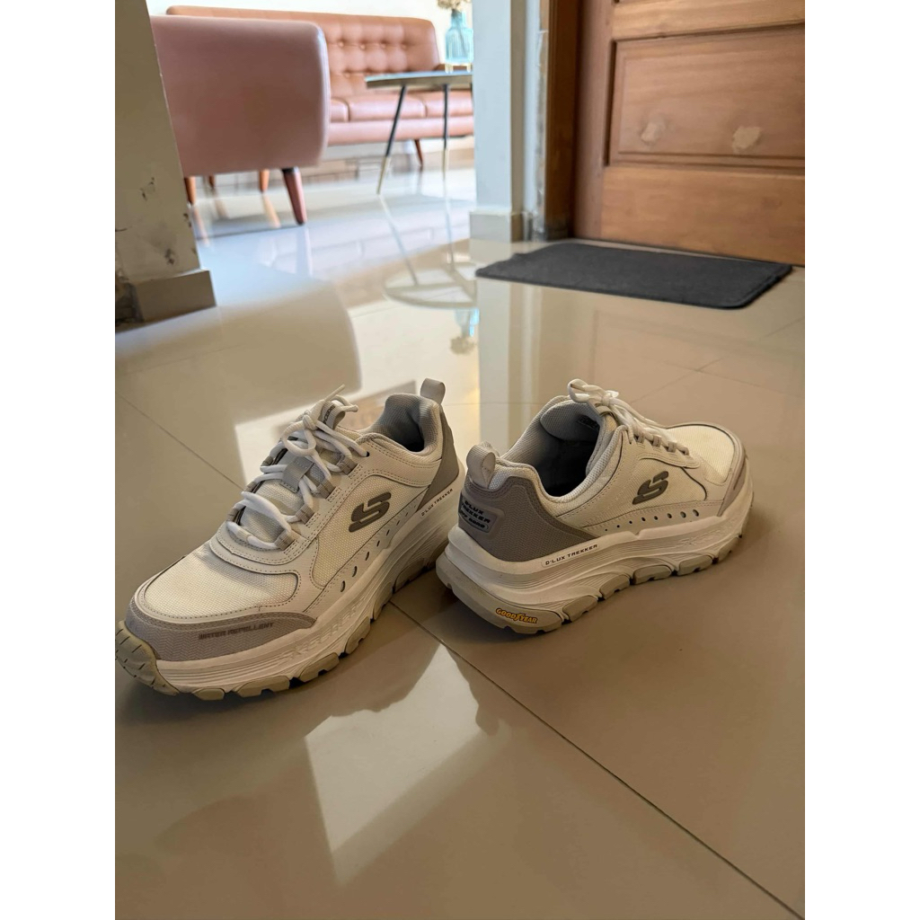 Skechers-D'Lux Trekker Men's Sneakers - Black