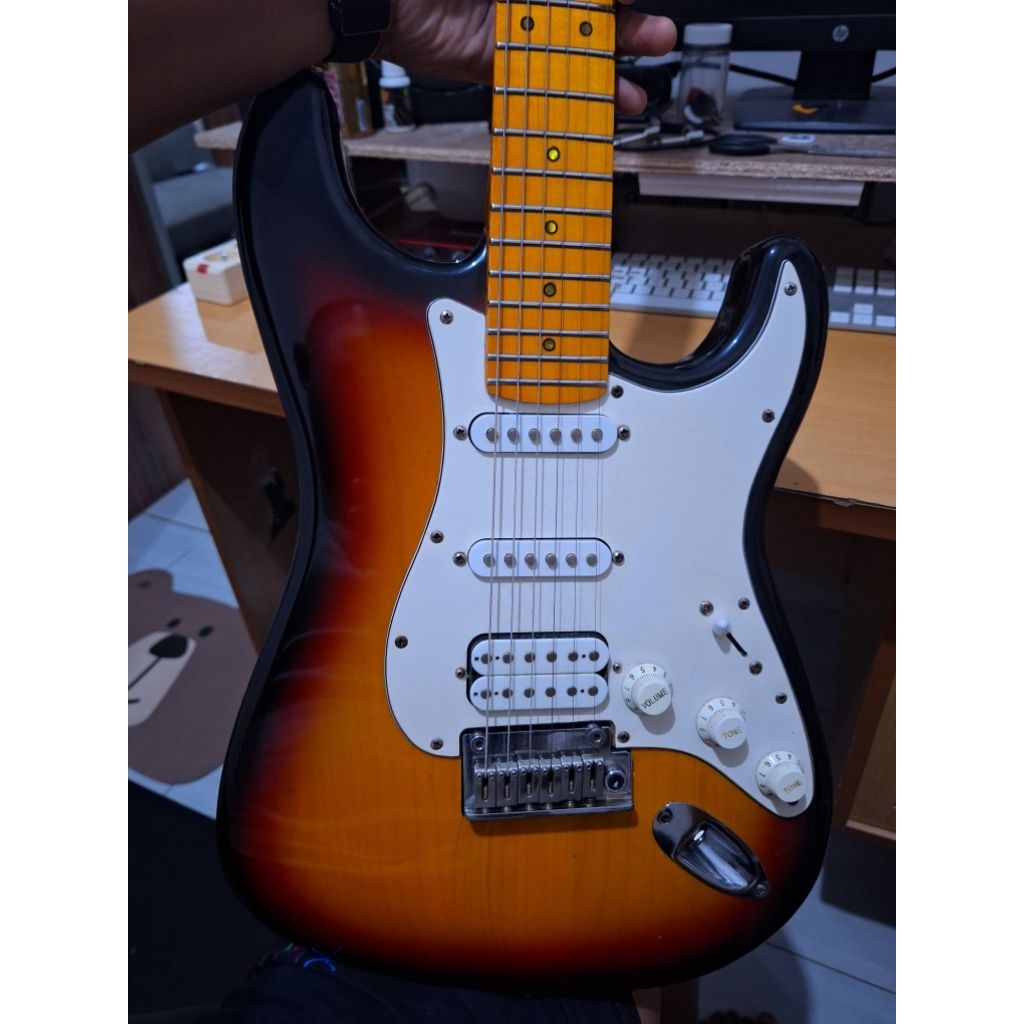 FENDER STRATOCASTER CUSTOM HQ GOOD