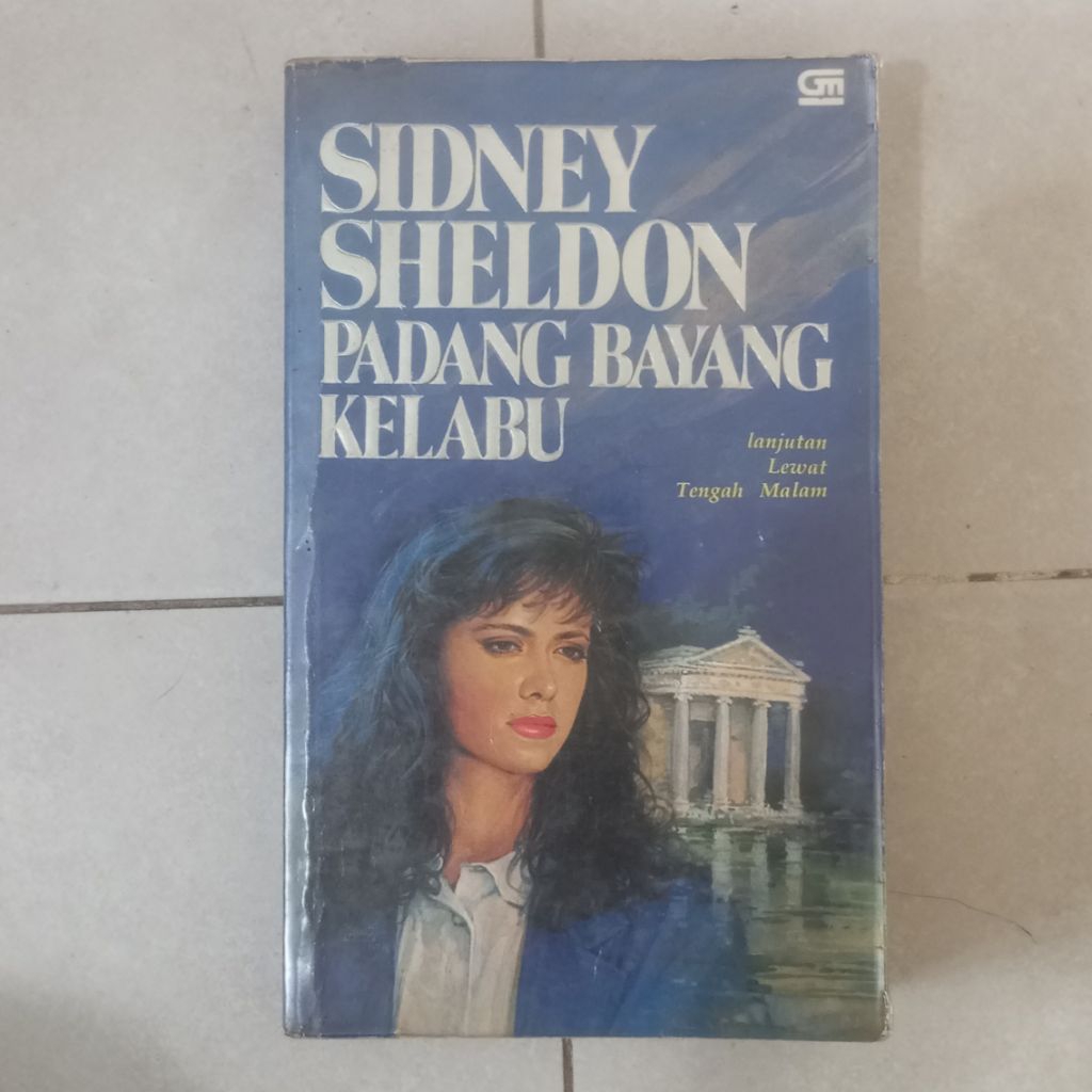 Padang Bayang Kelabu - Memories of Midnight - Sidney Sheldon