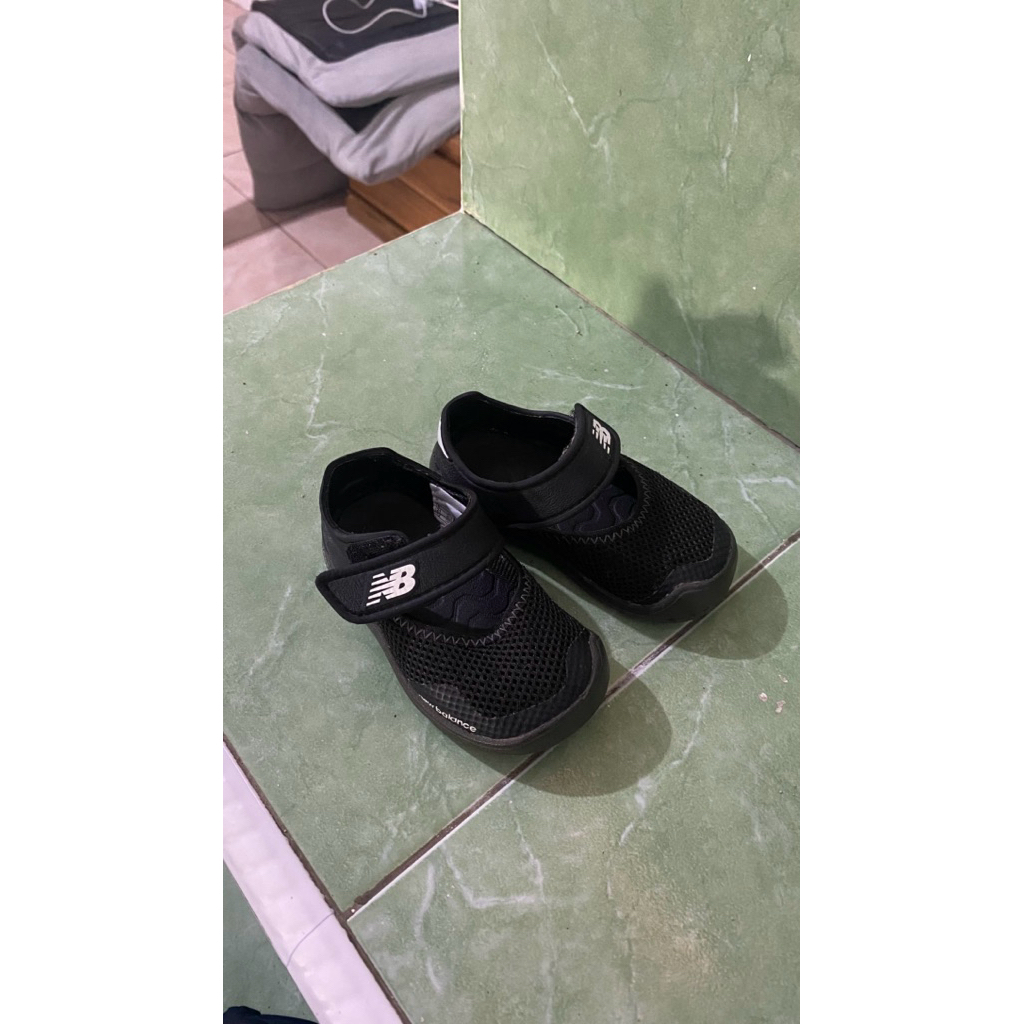 Preloved sepatu anak New Balance 208 in black (hitam)