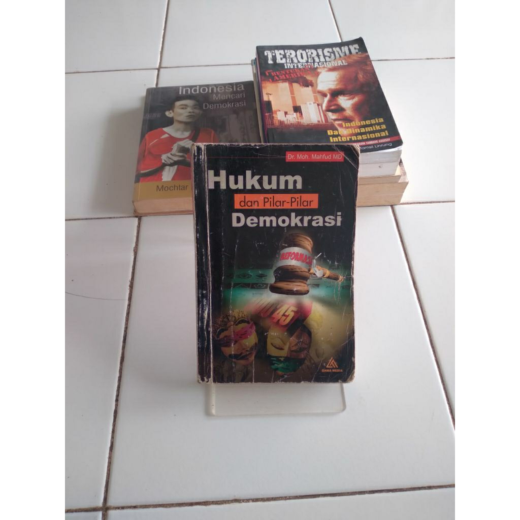 hukum dan pilar-pilar demokrasi