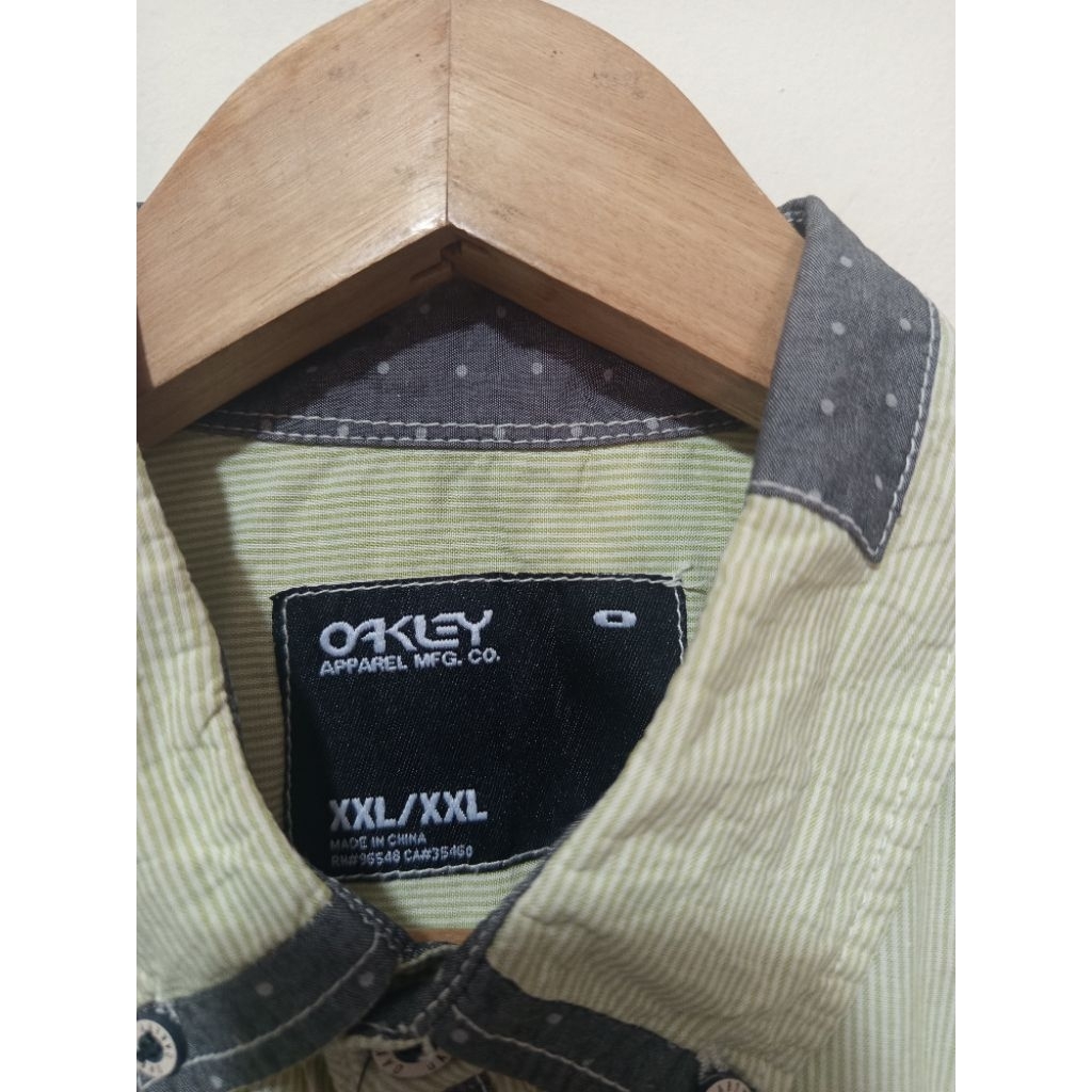 BNWT Vintage OAKLEY Kemeja Salur Lengan Pendek