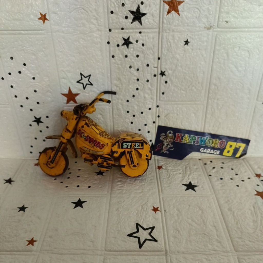 kerajinan miniatur sepeda motor dari barang bekas