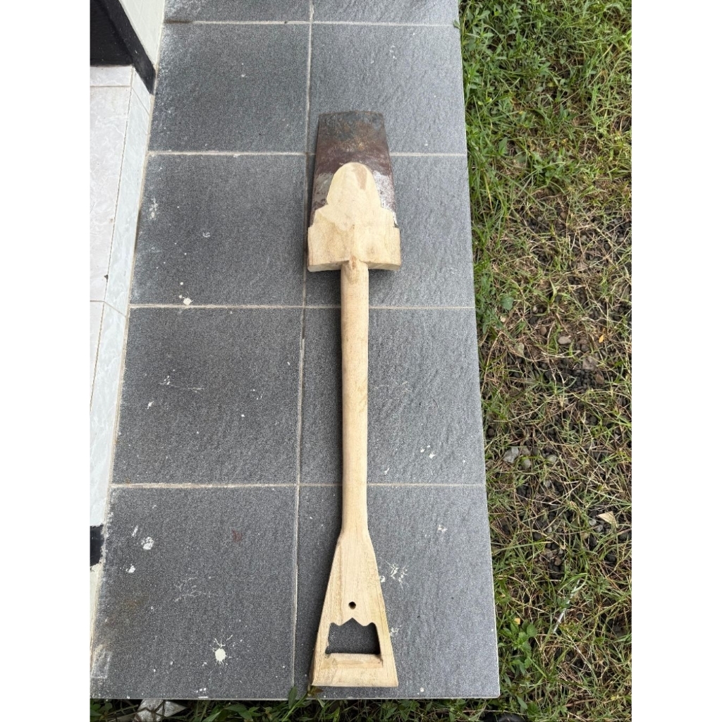 Lempak gagang kayu membuat bedengan got sawah