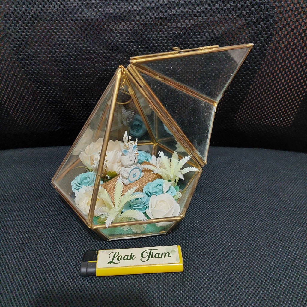 pajangan gantungan kotak kaca dengan hiasan bunga plastik lawas