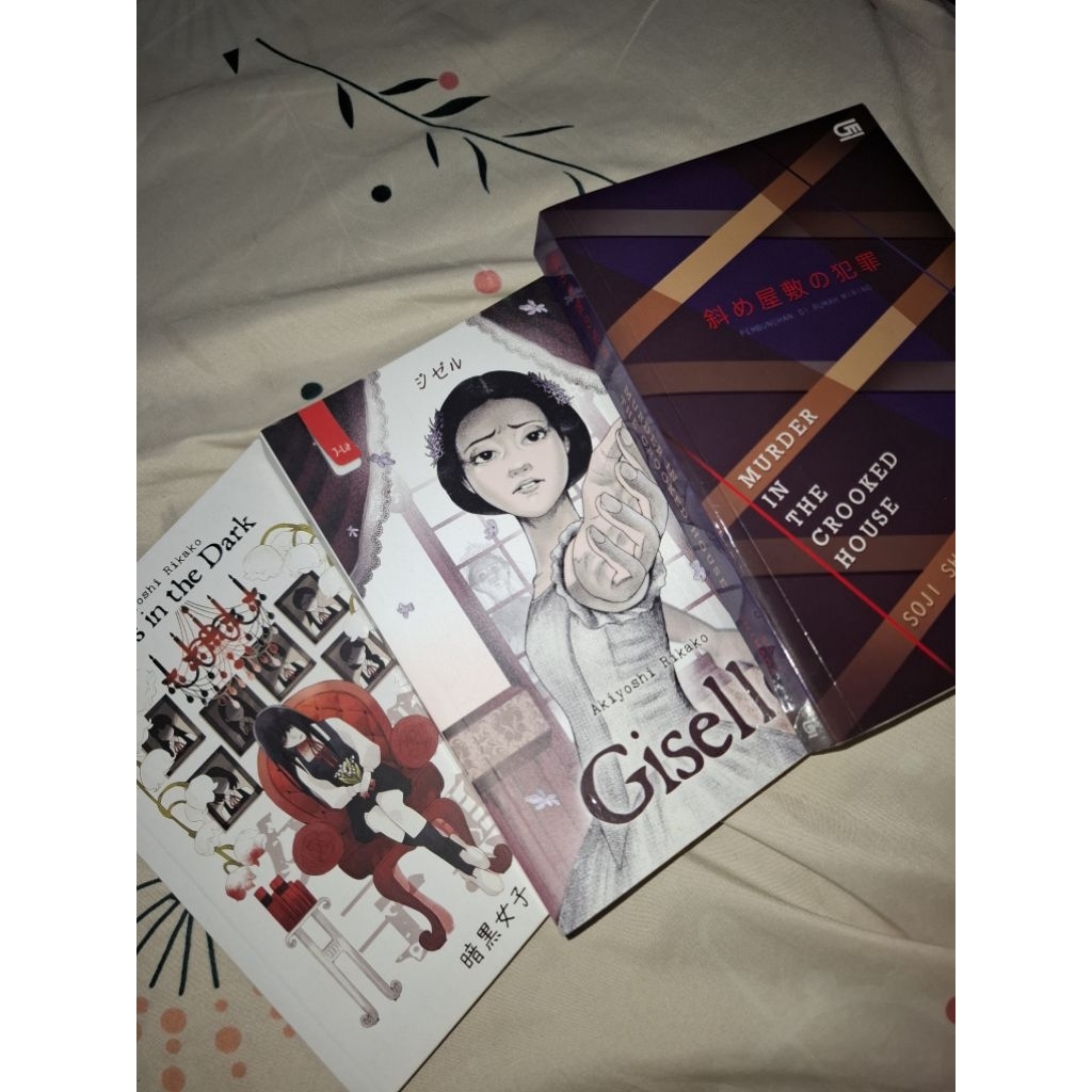 Novel Preloved Girls In The Dark, Giselle, Murder in the crooked house