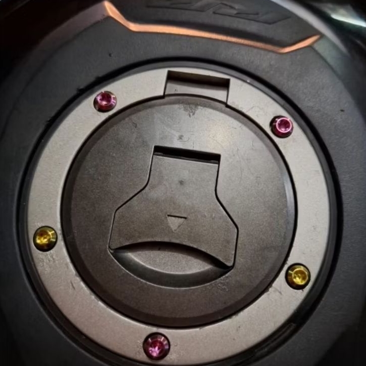 Baut titanium tangki cbr 250 RR ( isi 5pcs Baut)