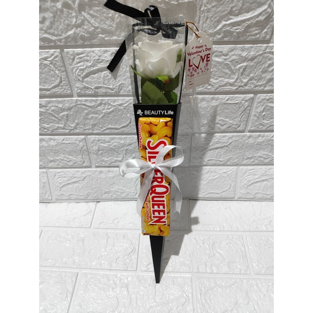 BOX BUNGA MIKA + COKLAT/ COKLAT SILVER QUEEN / COKLAT DIARY / HADIAH VALENTINE / HADIAH ULTAH
