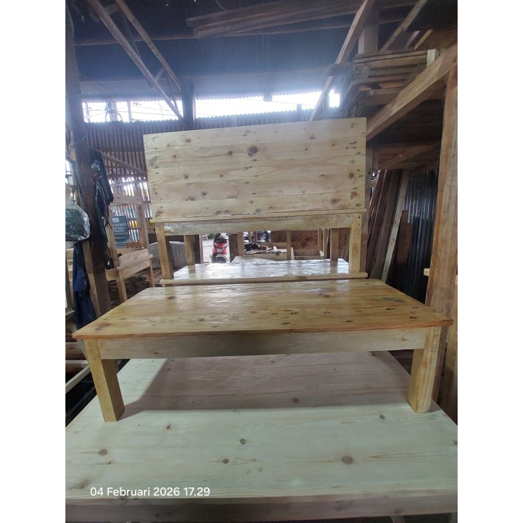 MEJA LESEHAN KAYU MINIMALIS – KOKOH & ESTETIK