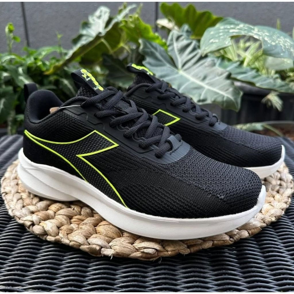 sepatu sport runing olahraga diadora hitam stabilo