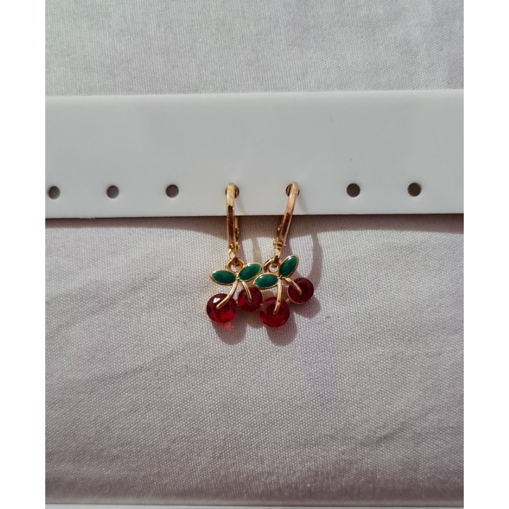 Anting Cherry Red berbahan titanium, stainless steel, perak