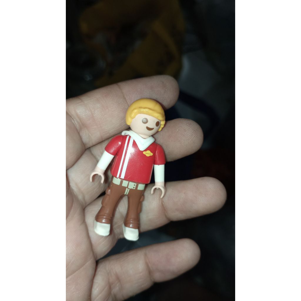 figure anak playmobil baju merah