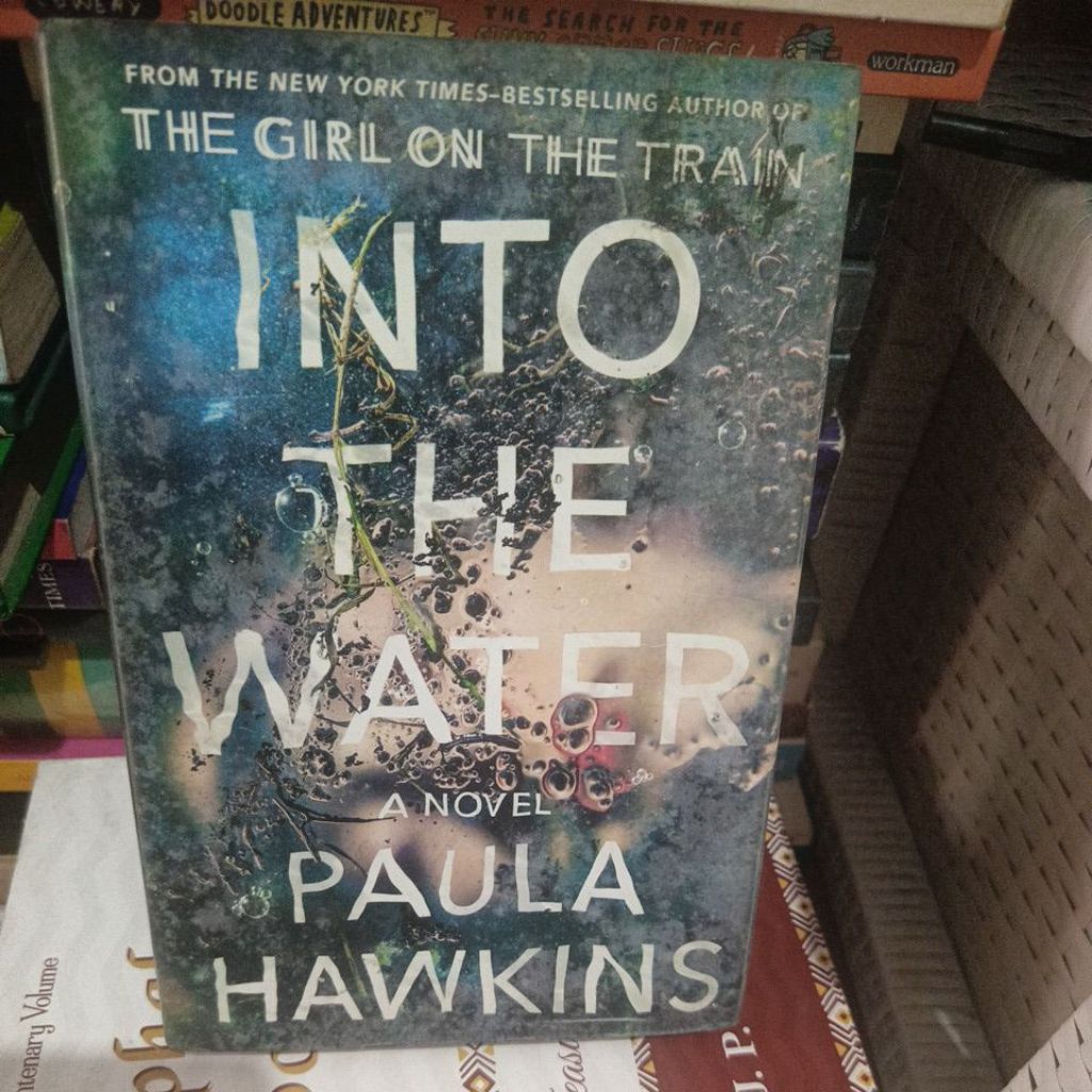 INTO THE WATER - PAULA HAWKINS