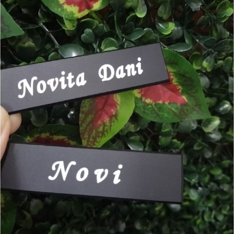 NAMETAG GRAFIR FULLDOVE TULISAN LATIN BAHAN AKRILIK MAGNET DAN PENITI GURU PERAWAT PNS PEGAWAI