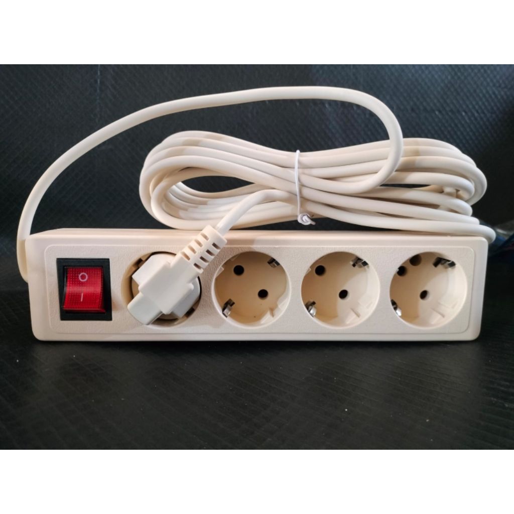 Toko CAHAYA FAJAR menjual alat-alat listrik, seperti kabel listrik, bolham lampu, stop kontak dan la