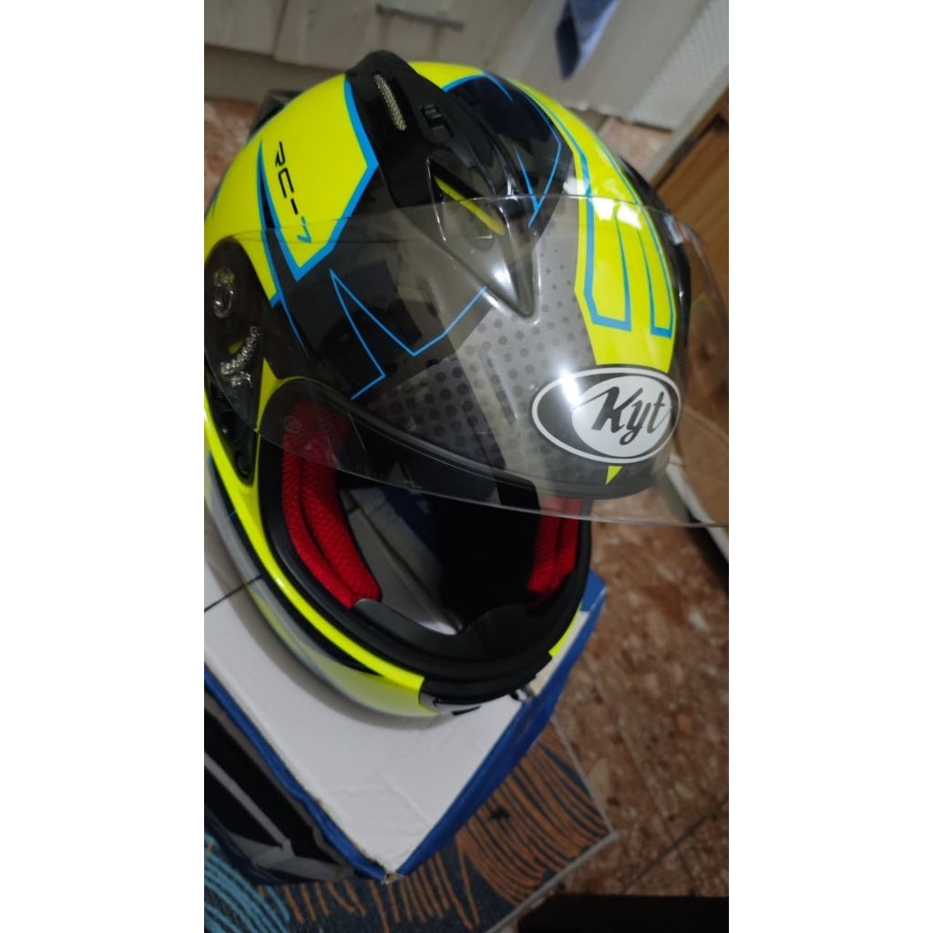 Helm Full-Face KYT RC Seven (KYT RC 7) dengan Motif Grafis Warna Kuning Neon