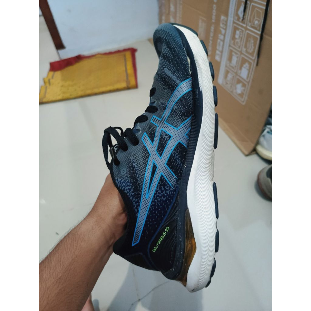 Asics Gel Nimbus 23 second