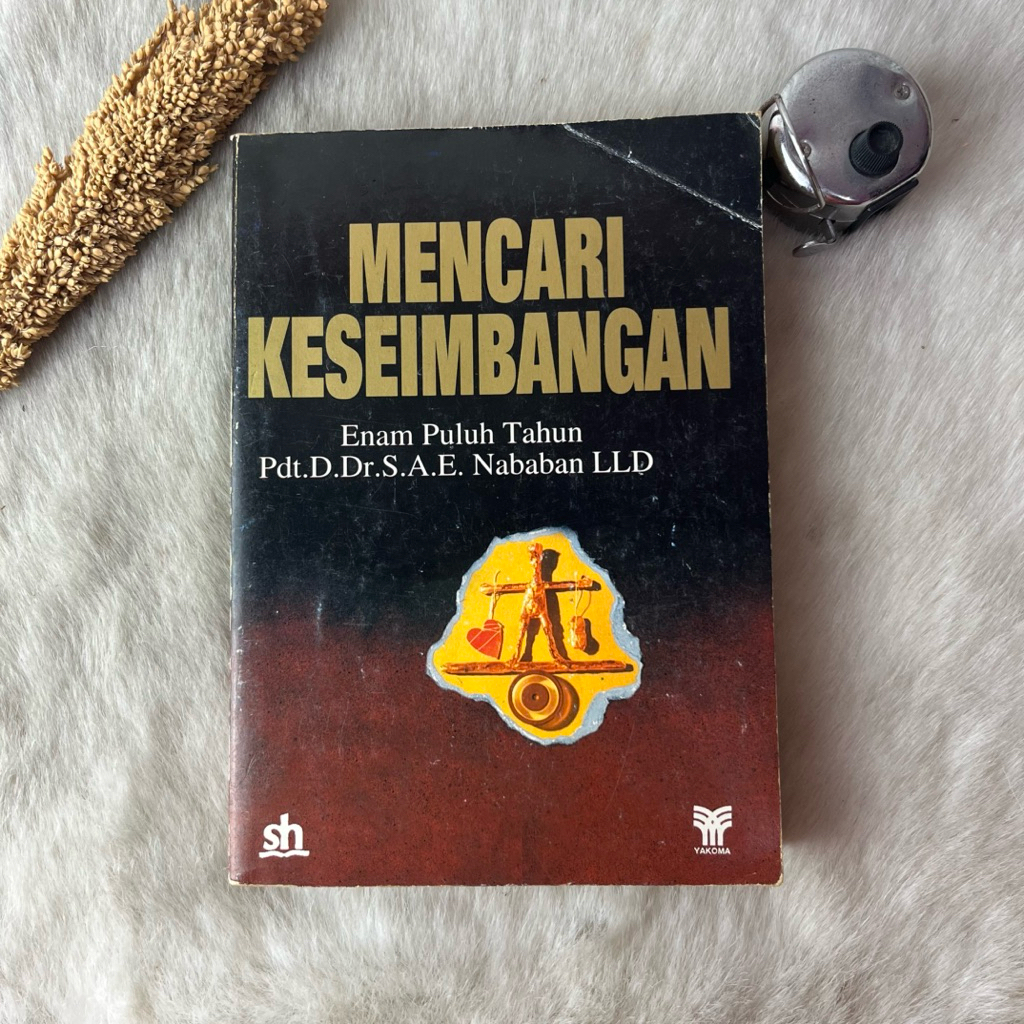 Buku Mencari Keseimbangan Enak Puluh Tahun Pdt.D.Dr.A.E.Nababan LLD