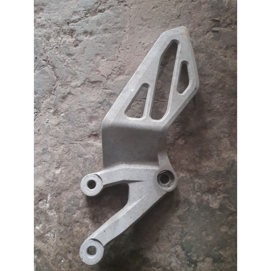 dudukan footstep depan sebelah kiri R15 new V3 original