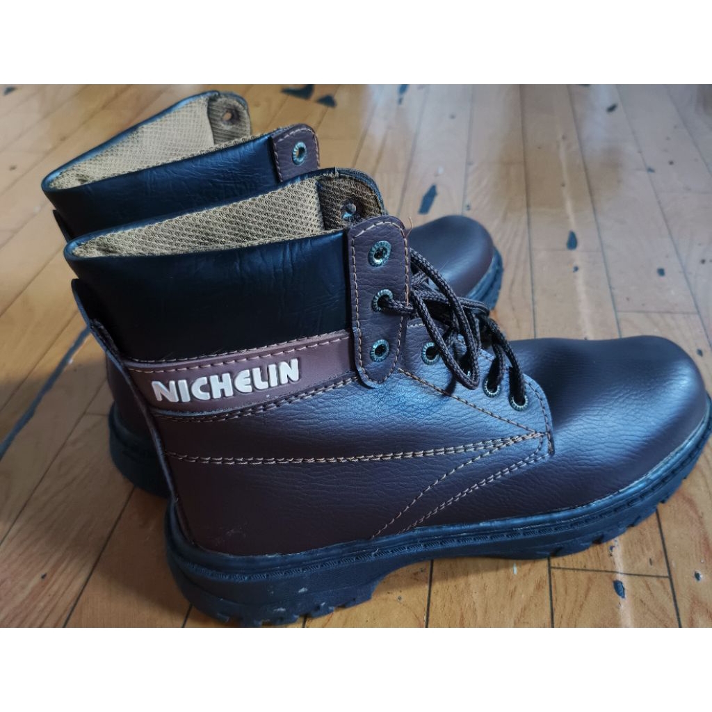 Sepatu Nichelin ukuran 42