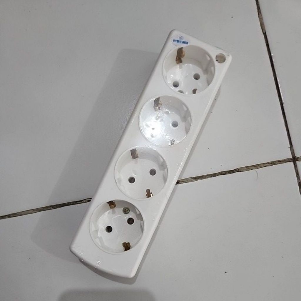 Colokan Listrik 4 Lubang