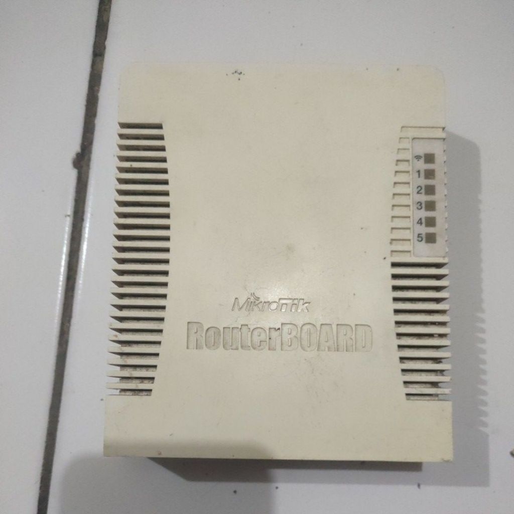 Mikrotik RB951Ui-2HnD router Unit bekas Normal