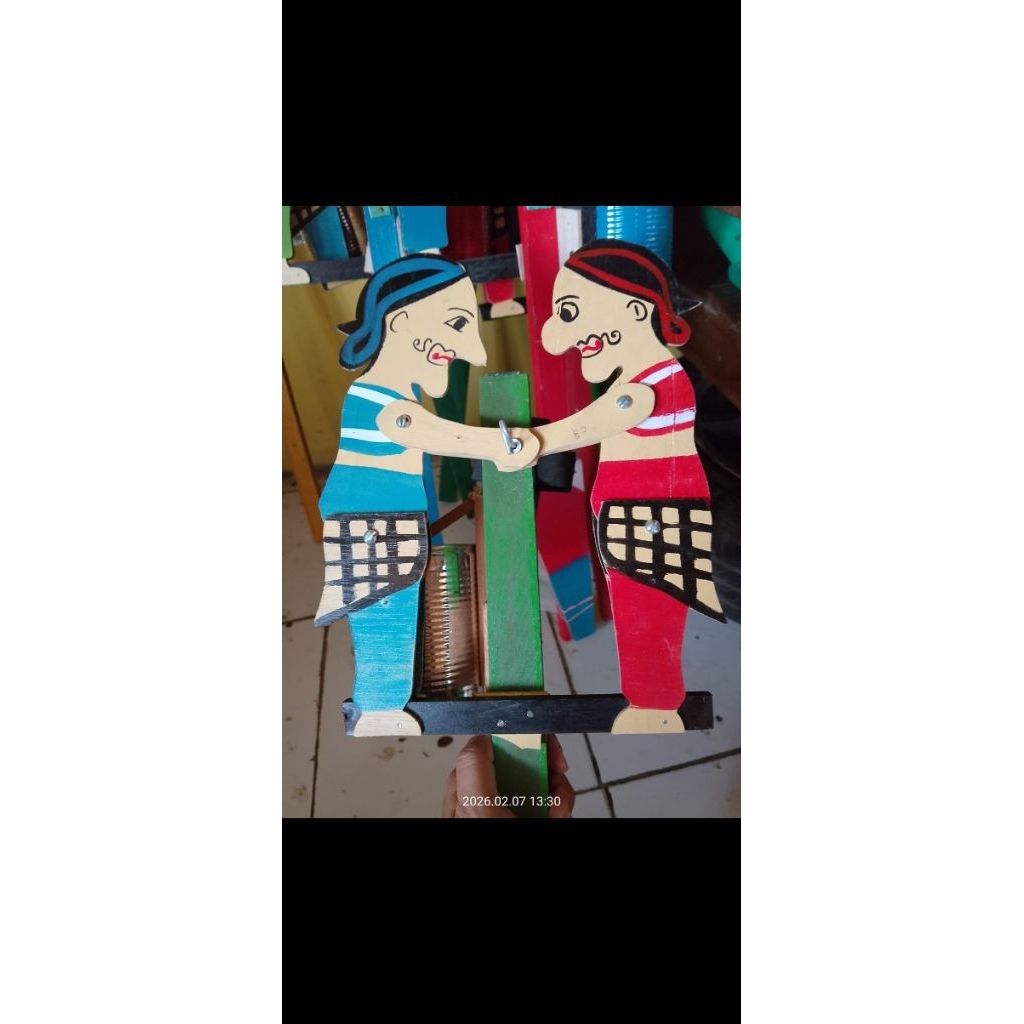 kincir angin karakter Gareng Petruk berjabatan tangan cocok untuk wisata dan sawah