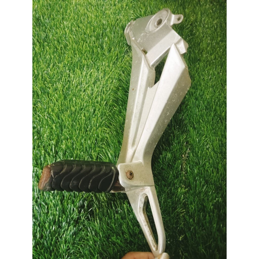 postep pijakan kaki kiri honda supra x 125 fi original