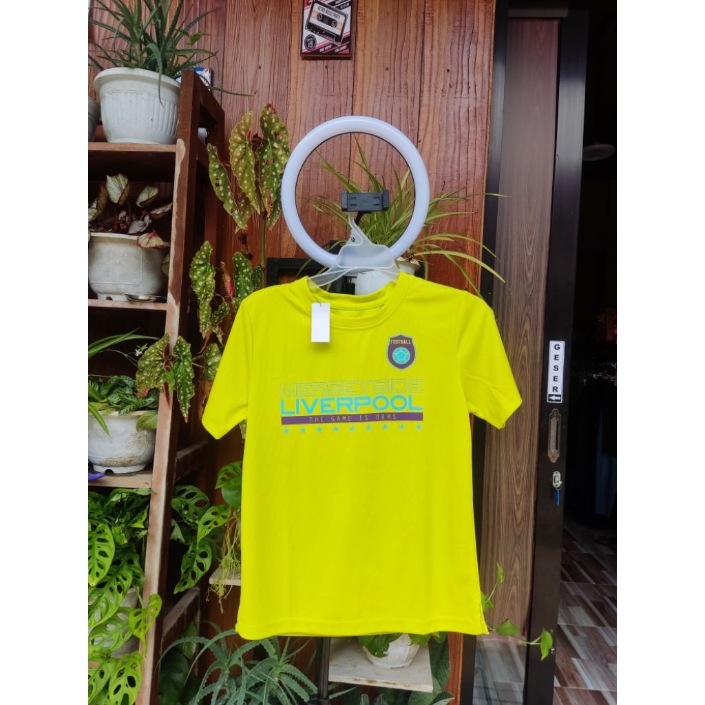 kaos olahraga/jersey dengan desain simpel dan sporty.