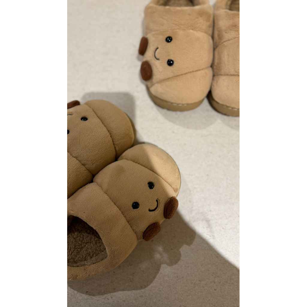 Croissant Slippers Sandal Rumah Nyaman Lucu Hadiah Natal Christmas Gift Siap Stok Desain Unik dan Ny