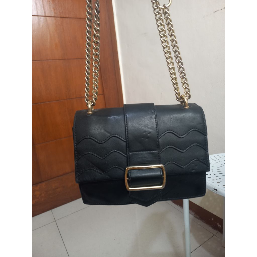 shoulder dan sling bag dari.Della Stella lengkap tag ,warna hitam baha n kulit mix rantai