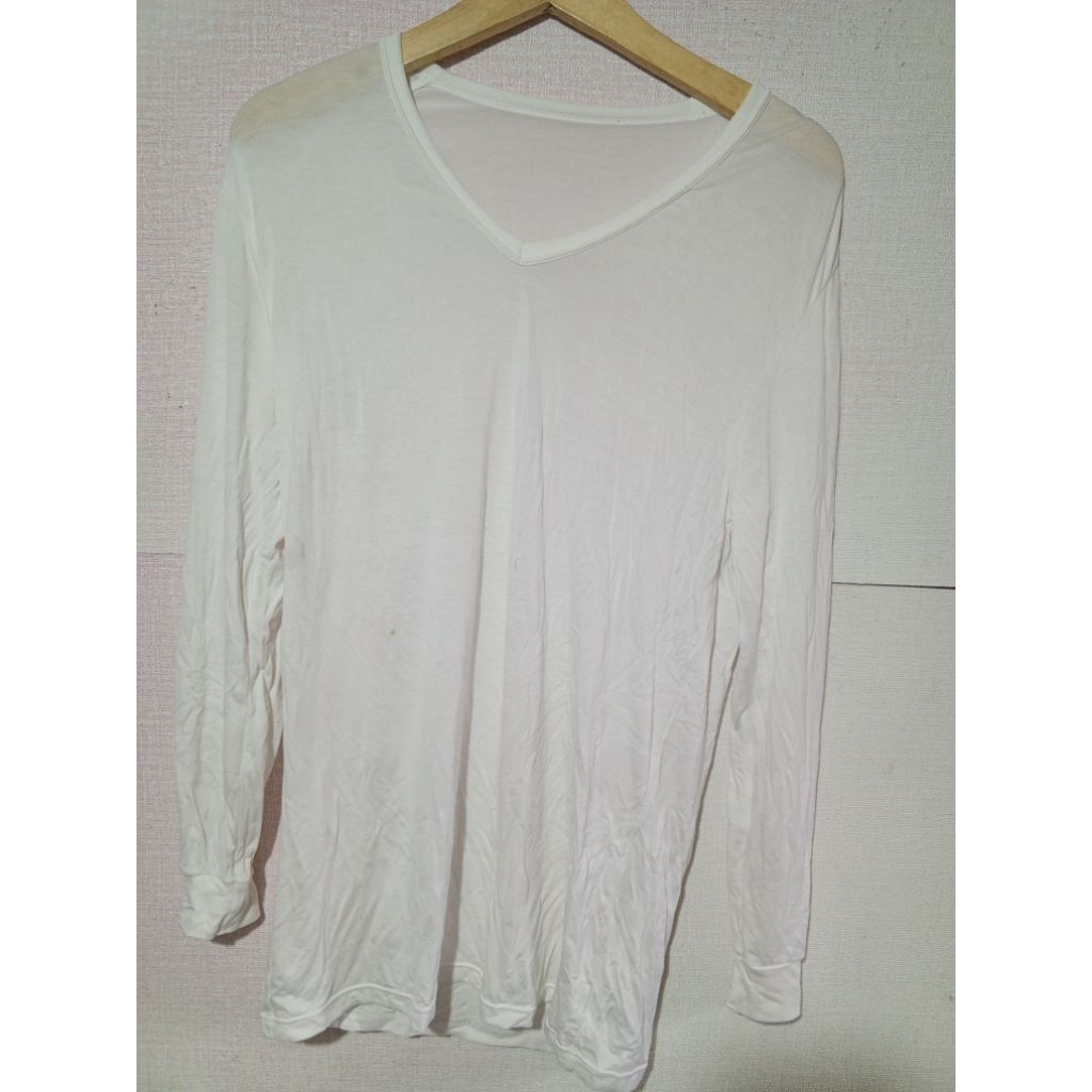baju kaos lengan panjang vneck putih uniqlo heattech size S fit M second