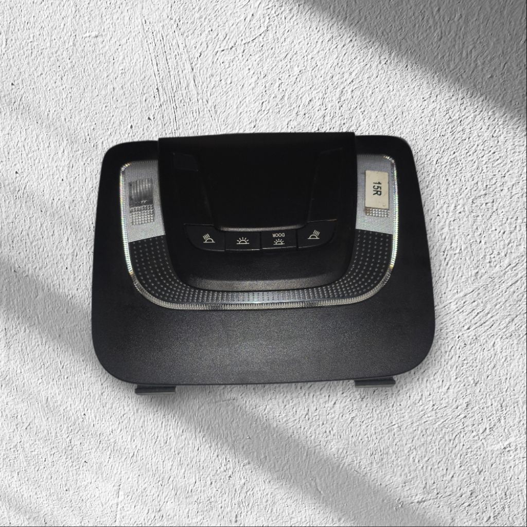 Lampu plafon asli Toyota Innova Zenix Type V. 