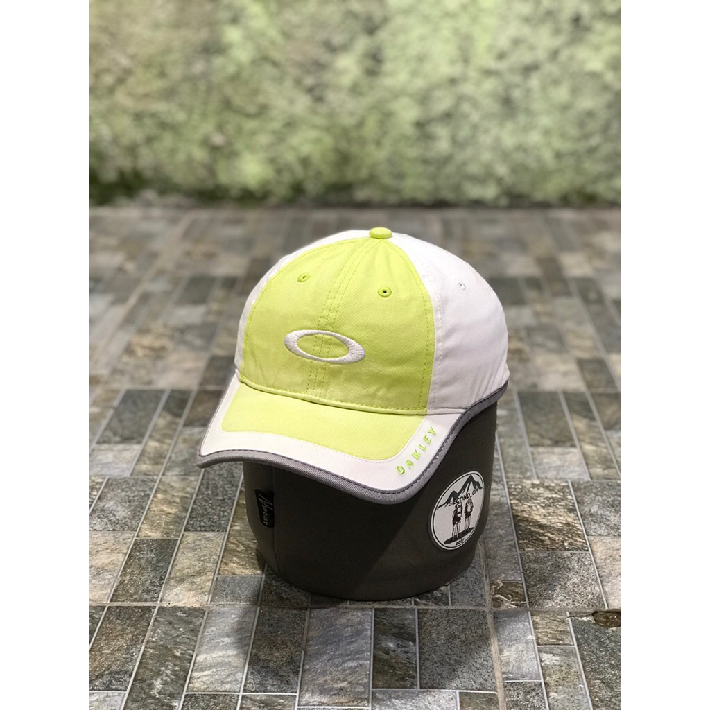 Topi Kasual 0Akley