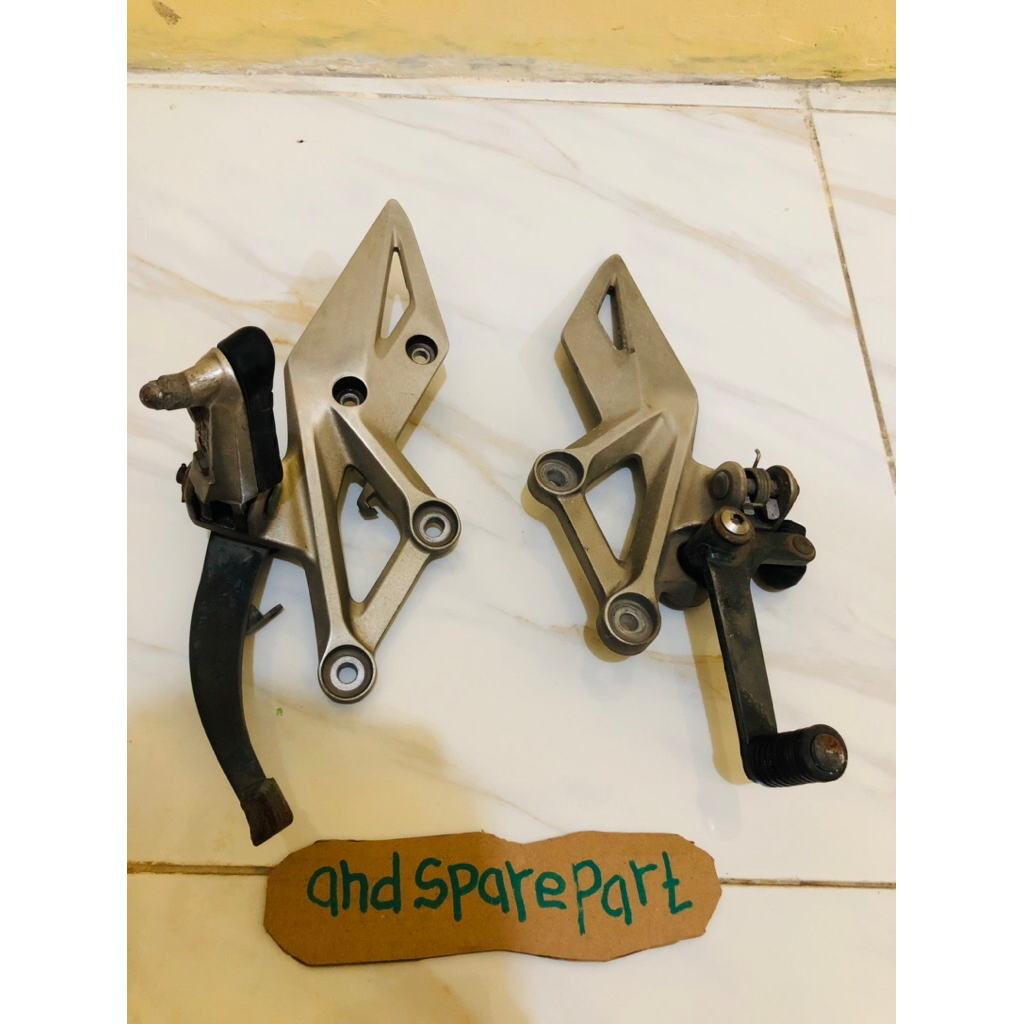FOOT STEP DEPAN CBR 150 R CBR150R LED ORIGINAL HONDA K45G