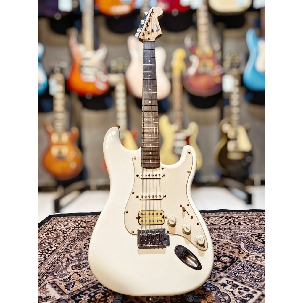 Squier Stratocaster Bullet HSS in White