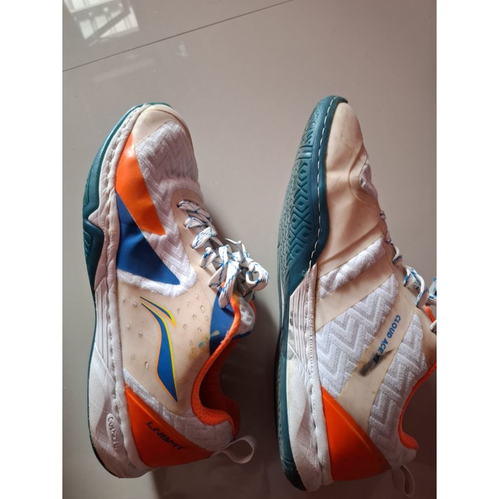 Sepatu Badminton lining