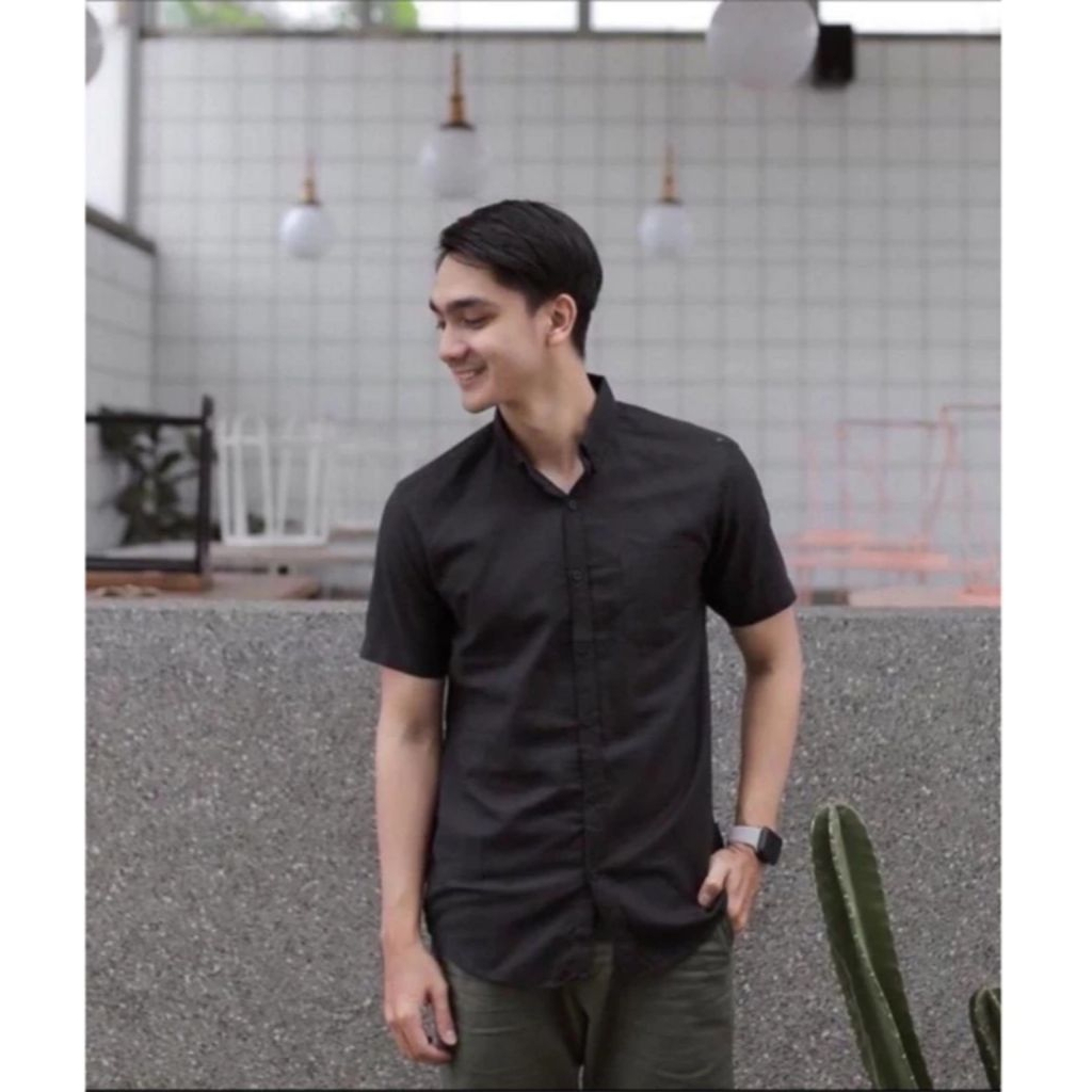 promo hemat kemeja polos pria lengan pendek kain lembut warna hitam dewasa