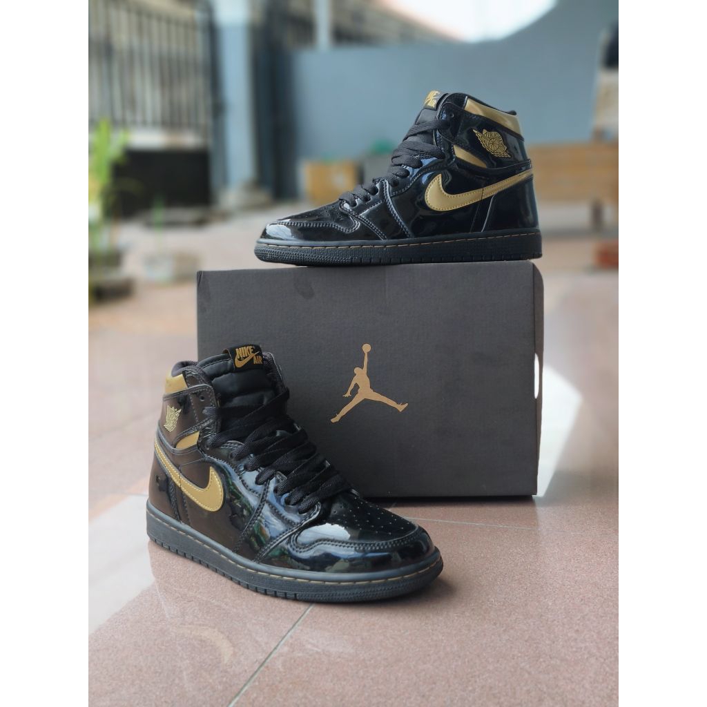 AIR JORDAN 1 RETRO HIGH "BLACK METALLIC GOLD" SEPATU SNEAKERS PRIA
