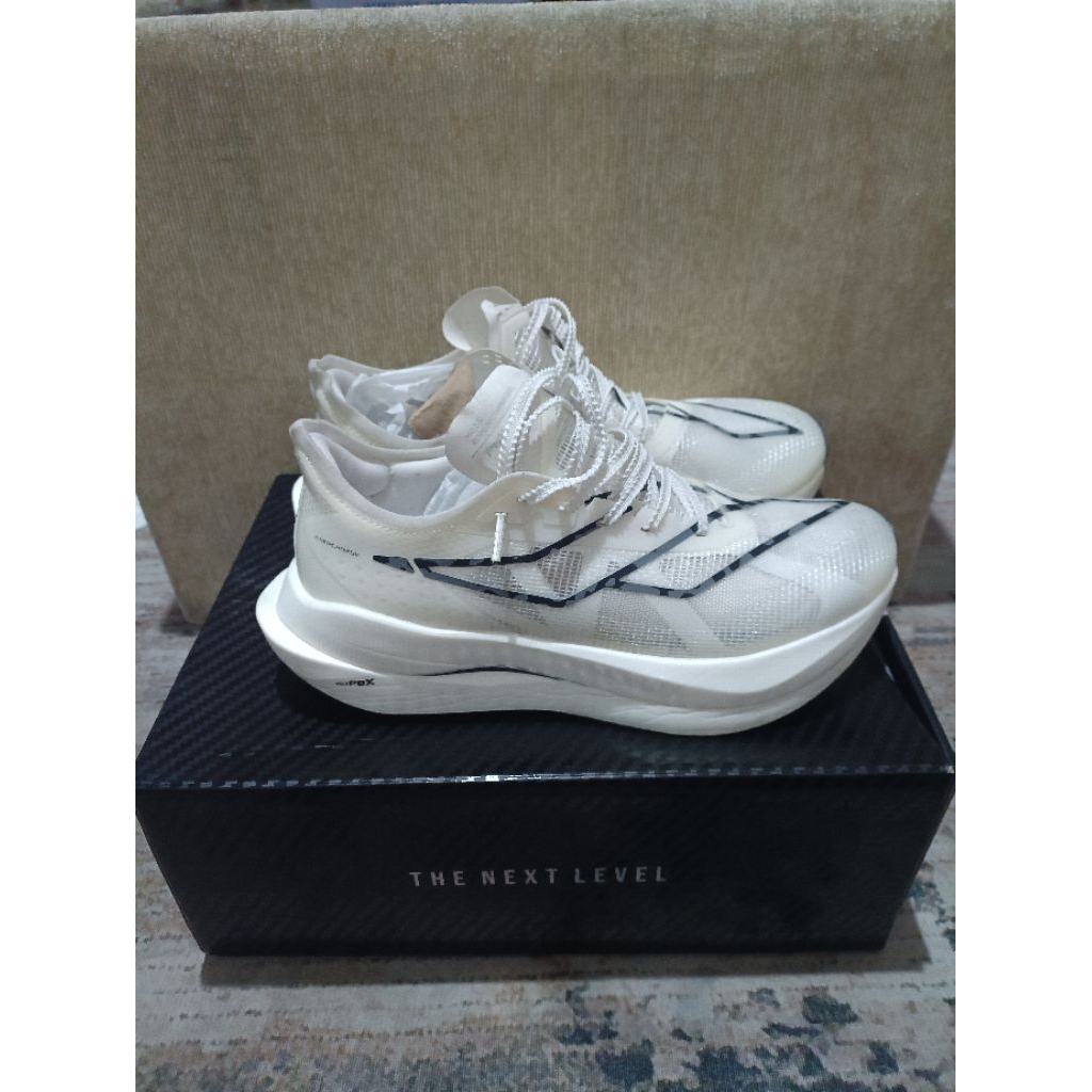 MILLS SEPATU LARI RUNNING SHOES ENERCHARGE M1 WHITE/BLACK