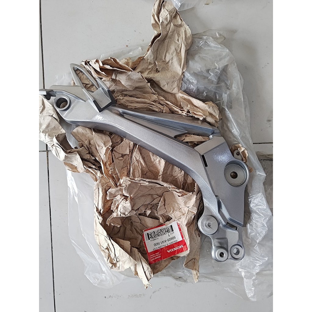 breket step belakang kanan rem tromol supra x125 fi  ori