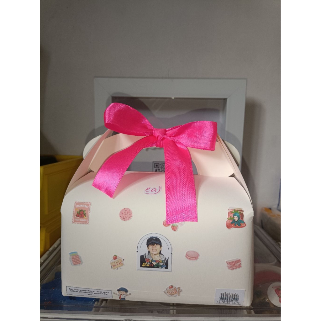 [GEMI Series] Mini Hampers Snack Gable Box - Nabati Strawberry - Bisa Custom (birthday gift graduati
